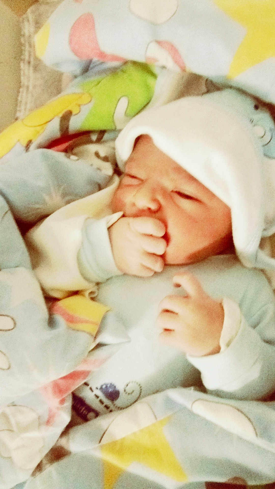 يحيى participe au concours pour gagner de l'argent avec cette photo : newborn, baby, infant, blanket, hat, hand, sucking, face, sleepwear, cozy, cute, child, soft, pastel_colors, indoors, portrait, resting, wrapped, comfort, warm