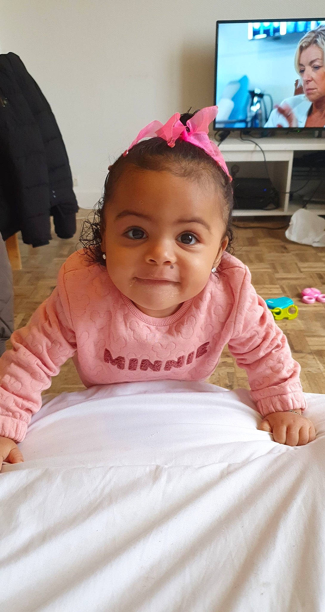 Yassmina a rejoint le concours — aidez-le/la à gagner de superbes lots ! baby, baby_toddler_clothing, chair, cheek, face, facial_expression, finger, hairstyle, happy, iris, joy, leisure, magenta, mouth, nose, person, pink, skin, sleeve, smile