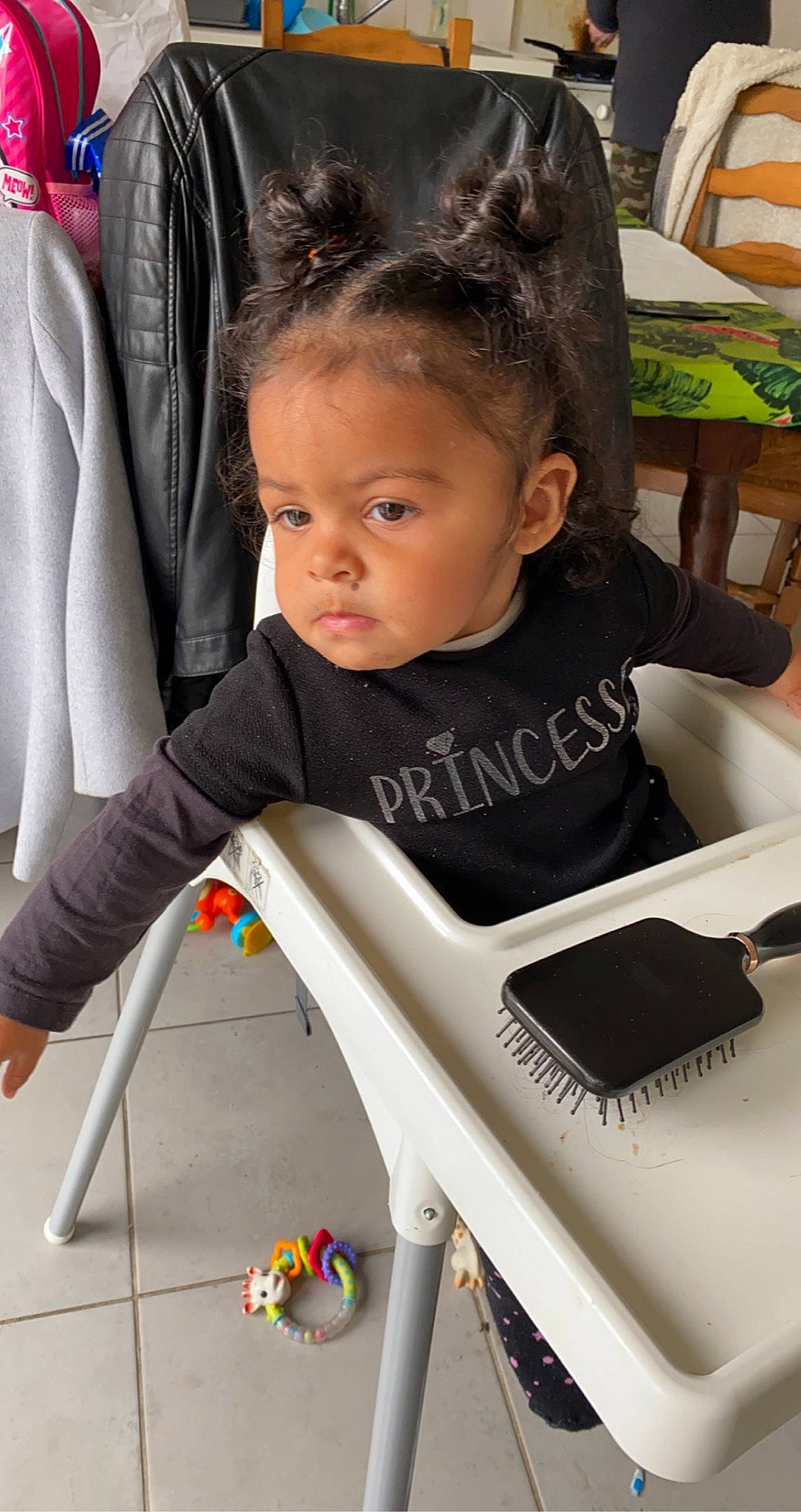 Yassmina participe au concours pour gagner de l'argent avec cette photo : baby, baby_toddler_clothing, beauty, chair, child, eye, eyelash, facial_expression, finger, fun, hair, hairstyle, happy, head, organ, person, product, sitting, skin, t_shirt