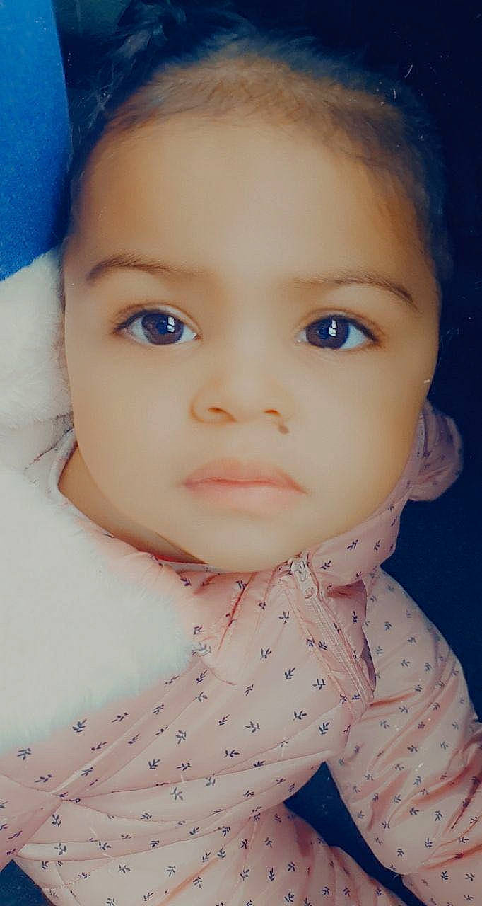 Yassmina participe au concours pour gagner de l'argent avec cette photo : baby, baby_toddler_clothing, blue, cheek, chin, collar, cool, dress_shirt, eyebrow, eyelash, flash_photography, iris, lip, mouth, no_expression, nose, person, pink, skin, sleeve