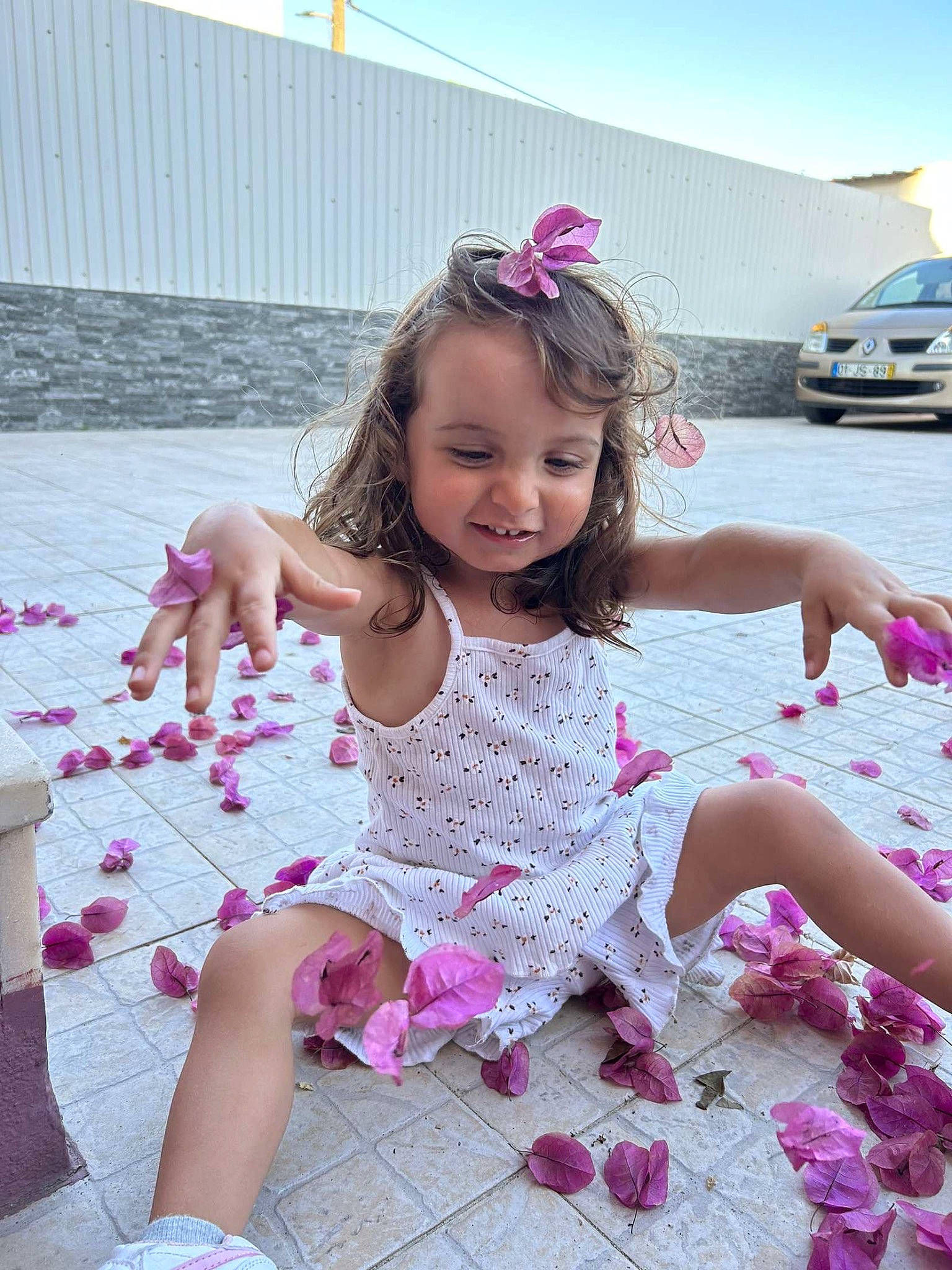 Maëlie a rejoint le concours — aidez-le/la à gagner de superbes lots ! baby_toddler_clothing, child, embellishment, event, fashion_accessory, fun, grass, happy, joy, leg, leisure, magenta, pattern, person, petal, pink, purple, recreation, sitting, sky