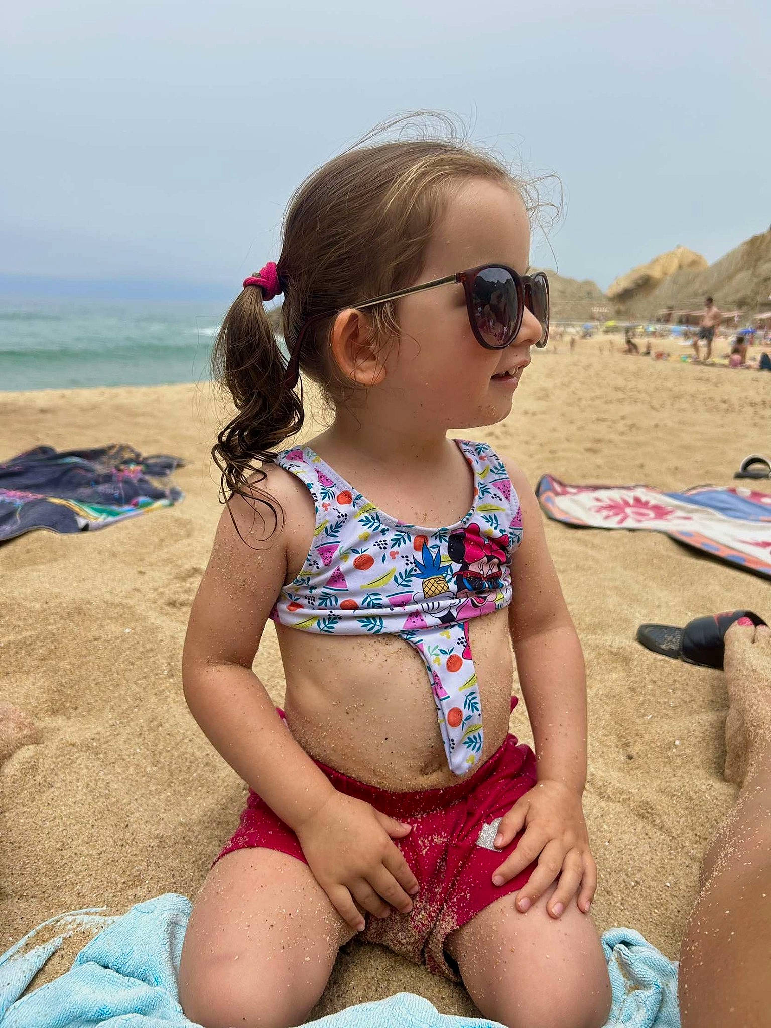 Maëlie participe au concours pour gagner de l'argent avec cette photo : beach, body_of_water, brassiere, child, eyewear, fun, happy, leisure, lingerie_top, people_on_beach, person, sand, sky, summer, sunglasses, swimsuit_top, swimwear, thigh, toddler, undergarment