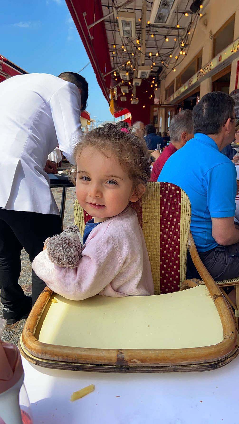 Maëlie a rejoint le concours — aidez-le/la à gagner de superbes lots ! baby, chair, child, event, fun, hairstyle, happy, human, leisure, person, product, public_space, recreation, sitting, sky, smile, snapshot, t_shirt, toddler, travel