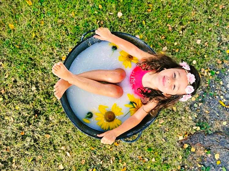 Louise participe au concours pour gagner de l'argent avec cette photo : black_hair, eyewear, flash_photography, grass, grass_family, grassland, hair, happy, headwear, human_leg, joy, knee, lawn, leg, leisure, long_hair, meadow, people_in_nature, person, plant