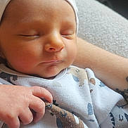Elyo participe au concours pour gagner de l'argent avec cette photo : baby, child, closeup, cozy, cute, dinosaur_pattern, gentle, hand, hat, indoor, infant, newborn, onesie, peaceful, person, portrait, resting, sleep, sleeping, soft