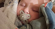 Elyo a rejoint le concours — aidez-le/la à gagner de superbes lots ! baby, blanket, child, closeup, comfort, cozy, cute, face, hand, indoor, infant, love, pacifier, peaceful, resting, sleeping, snuggling, soft_toy, toddler, warm