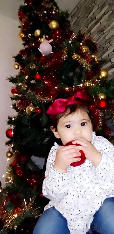 Alina participe au concours pour gagner de l'argent avec cette photo : baby, baby_toddler_clothing, christmas_decoration, christmas_ornament, christmas_tree, conifer, event, evergreen, happy, head, holiday, holiday_ornament, ornament, person, plant, red, sleeve, standing, toddler, white