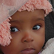 Noura a rejoint le concours — aidez-le/la à gagner de superbes lots ! baby, blanket, child, closeup, cozy, curious, cute, expression, face, fuzzy, hat, headwear, indoors, infant, looking_away, pink, portrait, soft, warm, young_child