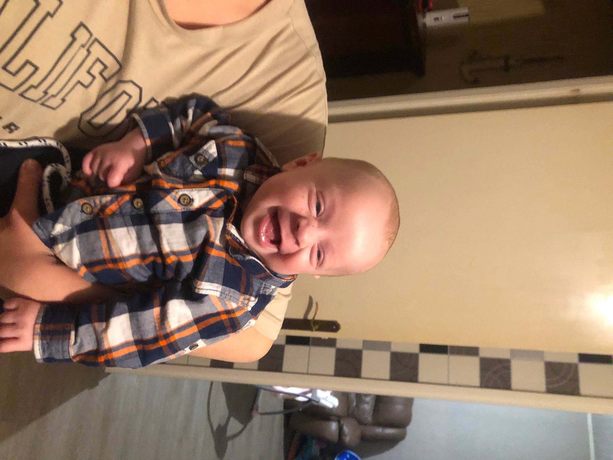 Lyvio a rejoint le concours — aidez-le/la à gagner de superbes lots ! arm, baby, baby_products, child, elbow, eyewear, flooring, fun, hat, pattern, person, personal_protective_equipment, plaid, play, room, smile, t_shirt, tartan, toddler, wood