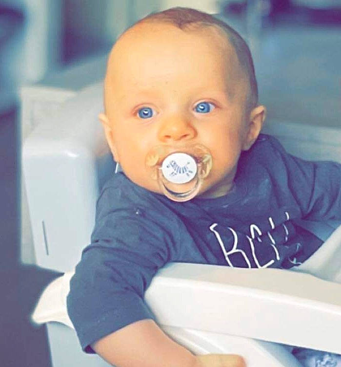 Lyvio a rejoint le concours — aidez-le/la à gagner de superbes lots ! baby, baby_toddler_clothing, cheek, child, comfort, electric_blue, eyelash, fun, happy, natural_foods, nose, person, sitting, sleeve, t_shirt, toddler