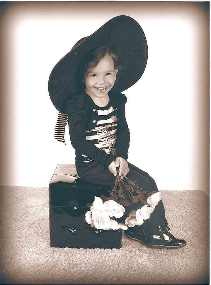 Kenza a rejoint le concours — aidez-le/la à gagner de superbes lots ! black_and_white, child, joy, person, photograph, photography, sitting, smile, stock_photography, toddler