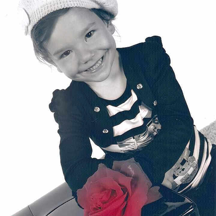 Kenza a rejoint le concours — aidez-le/la à gagner de superbes lots ! arm, baby, beanie, black, black_and_white, cap, child, child_model, cool, happy, headgear, joy, outerwear, person, photograph, photography, sitting, sleeve, smile, style