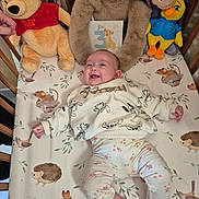 Aëlla a rejoint le concours — aidez-le/la à gagner de superbes lots ! baby, crib, plush_toys, winnie_the_pooh, bear, duck, smiling, infant, card, number_3, lion_cub, animal_pattern, floral_pants, cartoon_clothing, woodland_animals, hedgehog, bird, mouse, toddler, happy