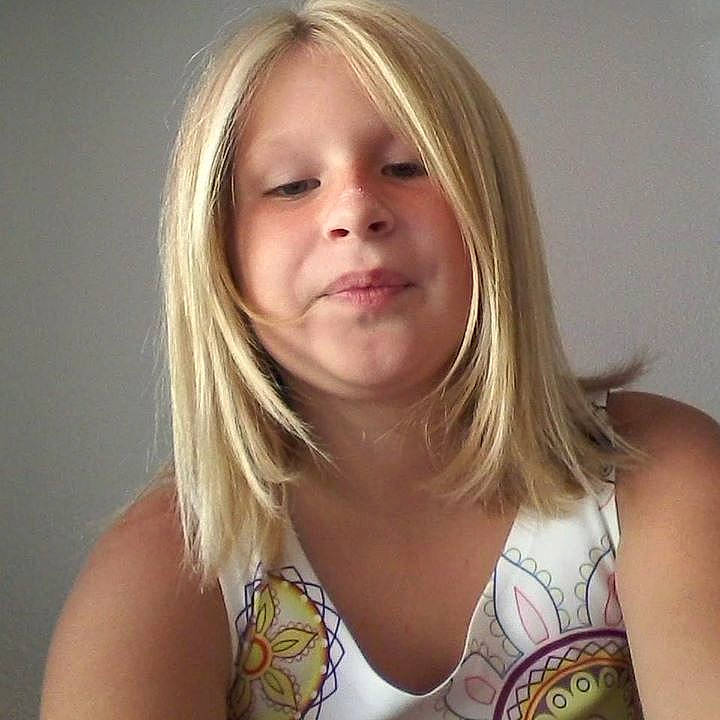 Alissone participe au concours pour gagner de l'argent avec cette photo : blond, brown_hair, clothing, face, finger, girl, gravure_idol, hair, hairstyle, hand, head, human_body, human_hair_color, lady, long_hair, model, mouth, nose, organ, person