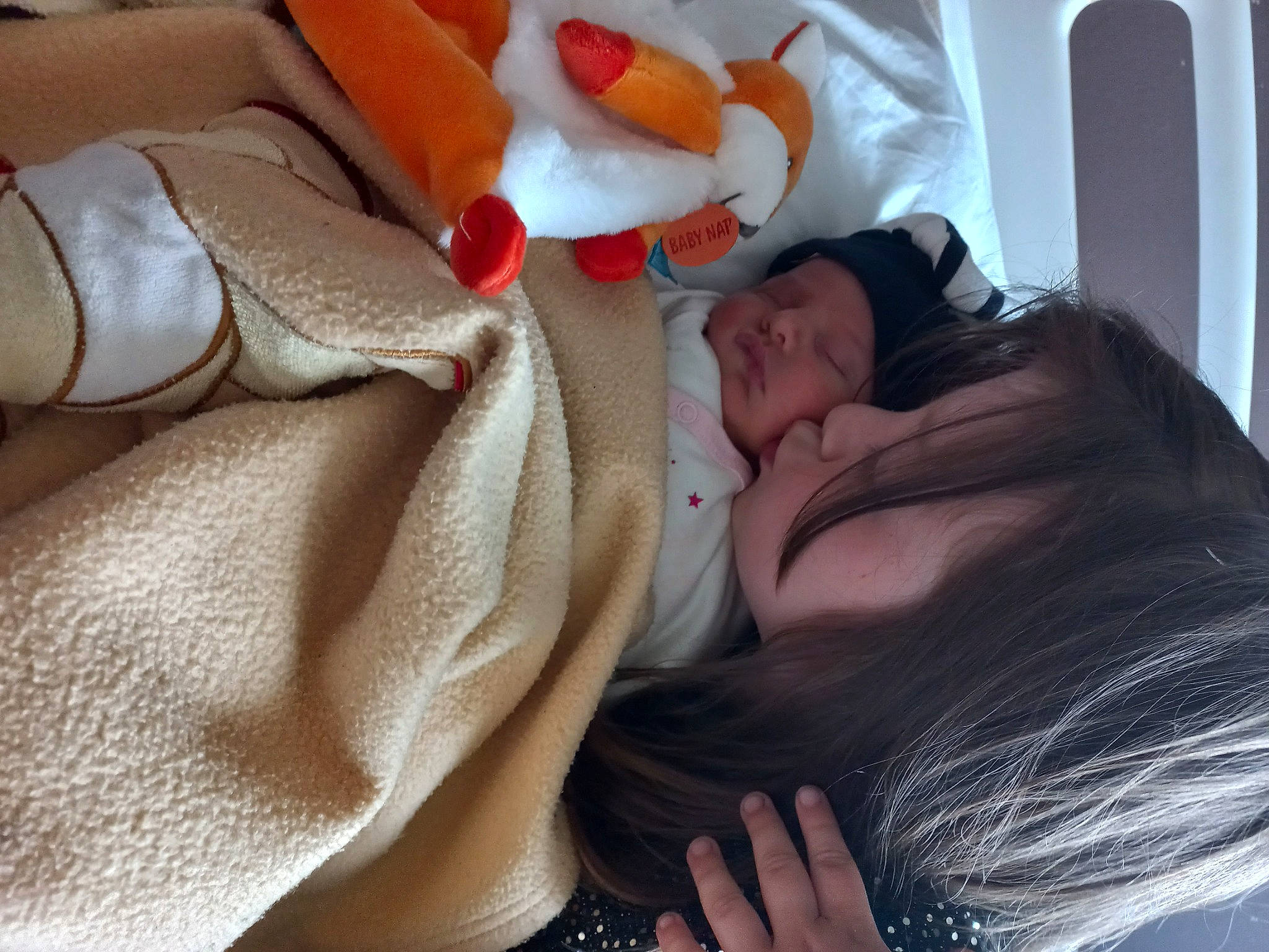 Apryll a rejoint le concours — aidez-le/la à gagner de superbes lots ! abdomen, baby, baby_products, baby_sleeping, bedtime, child, childbirth, comfort, event, eyelash, finger, gesture, hat, headwear, linens, mouth, nail, person, service, thumb