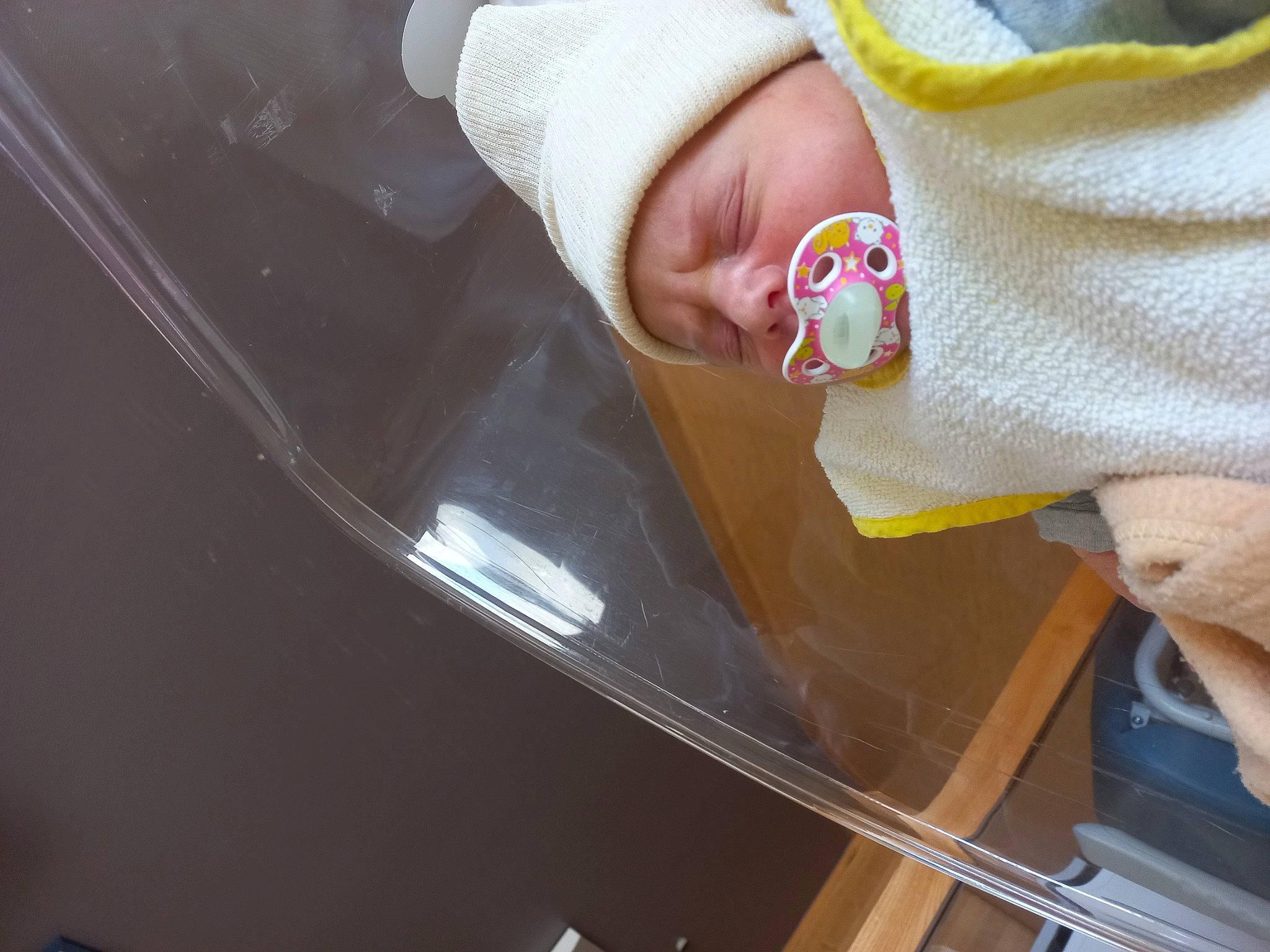 Apryll participe au concours pour gagner de l'argent avec cette photo : automotive_exterior, automotive_lighting, automotive_window_part, baby, baby_toddler_clothing, bumper, comfort, fun, headgear, hood, linens, person, personal_luxury_car, sleeve, textile, tints_and_shades, toddler, trunk, vehicle_door, windshield