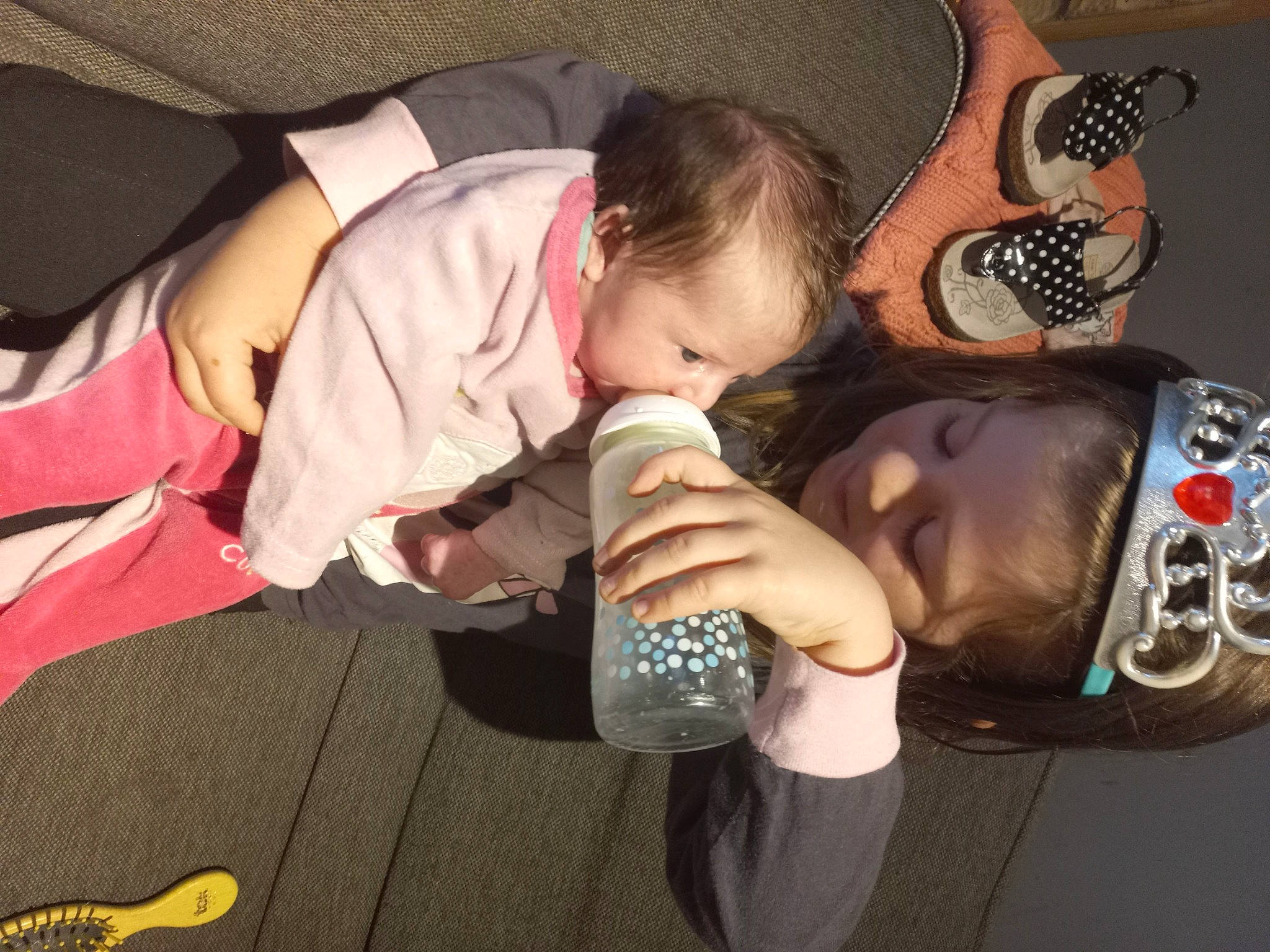 Apryll participe au concours pour gagner de l'argent avec cette photo : baby, baby_products, baby_toddler_clothing, carmine, child, comfort, drinkware, finger, fun, gesture, hand, happy, mouth, nail, person, personal_protective_equipment, sitting, sleeve, t_shirt, thumb