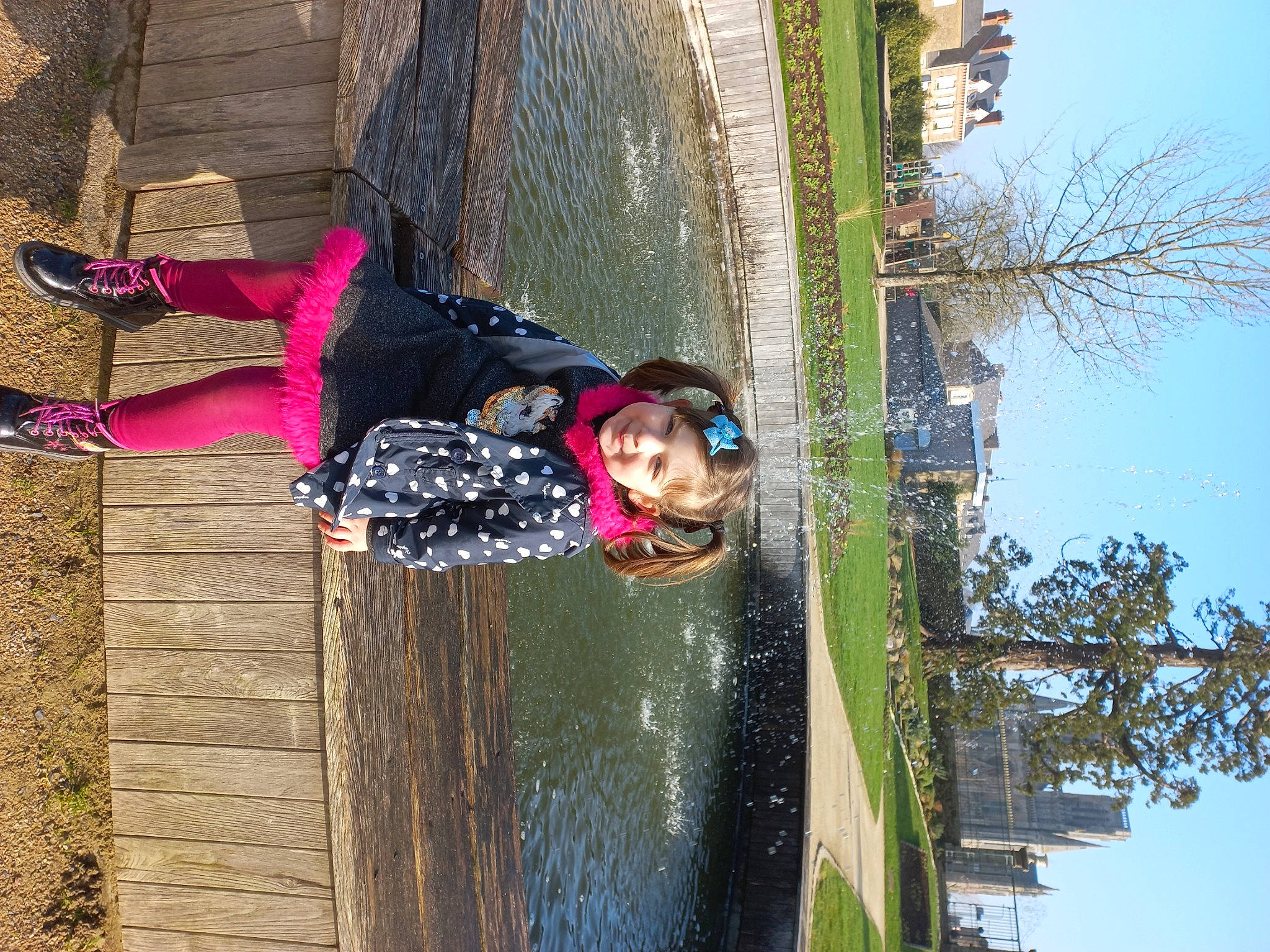 Mayra a rejoint le concours — aidez-le/la à gagner de superbes lots ! adventure, fun, joy, leisure, magenta, people_in_nature, person, plant, pole, recreation, reflection, sky, smile, spring, toddler, tree, trunk, wall, water, wood