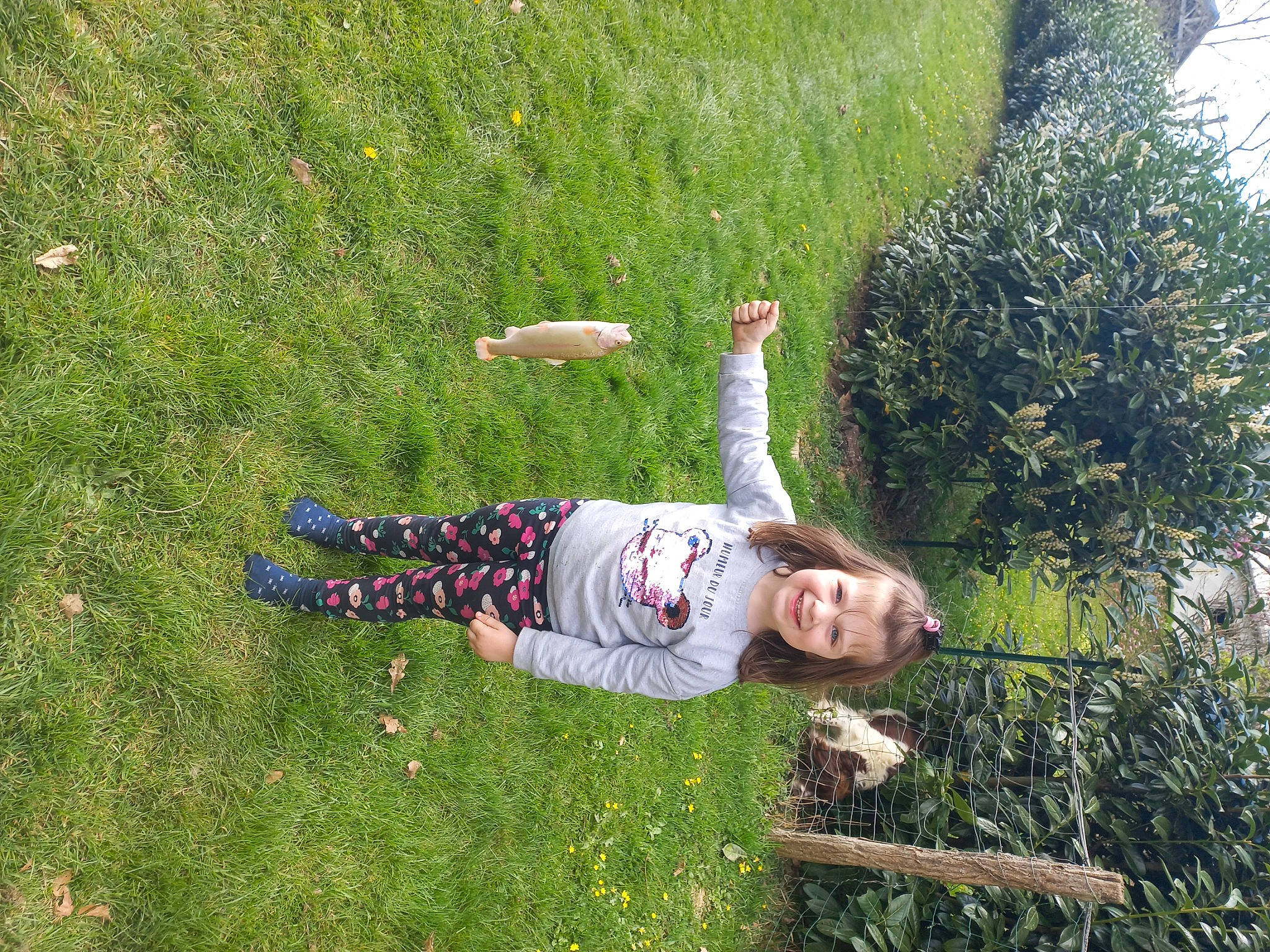 Mayra participe au concours pour gagner de l'argent avec cette photo : fun, garden, grass, grass_family, grassland, groundcover, happy, joy, landscape, lawn, leaf, leisure, meadow, pasture, people_in_nature, person, plant, recreation, shrub, smile