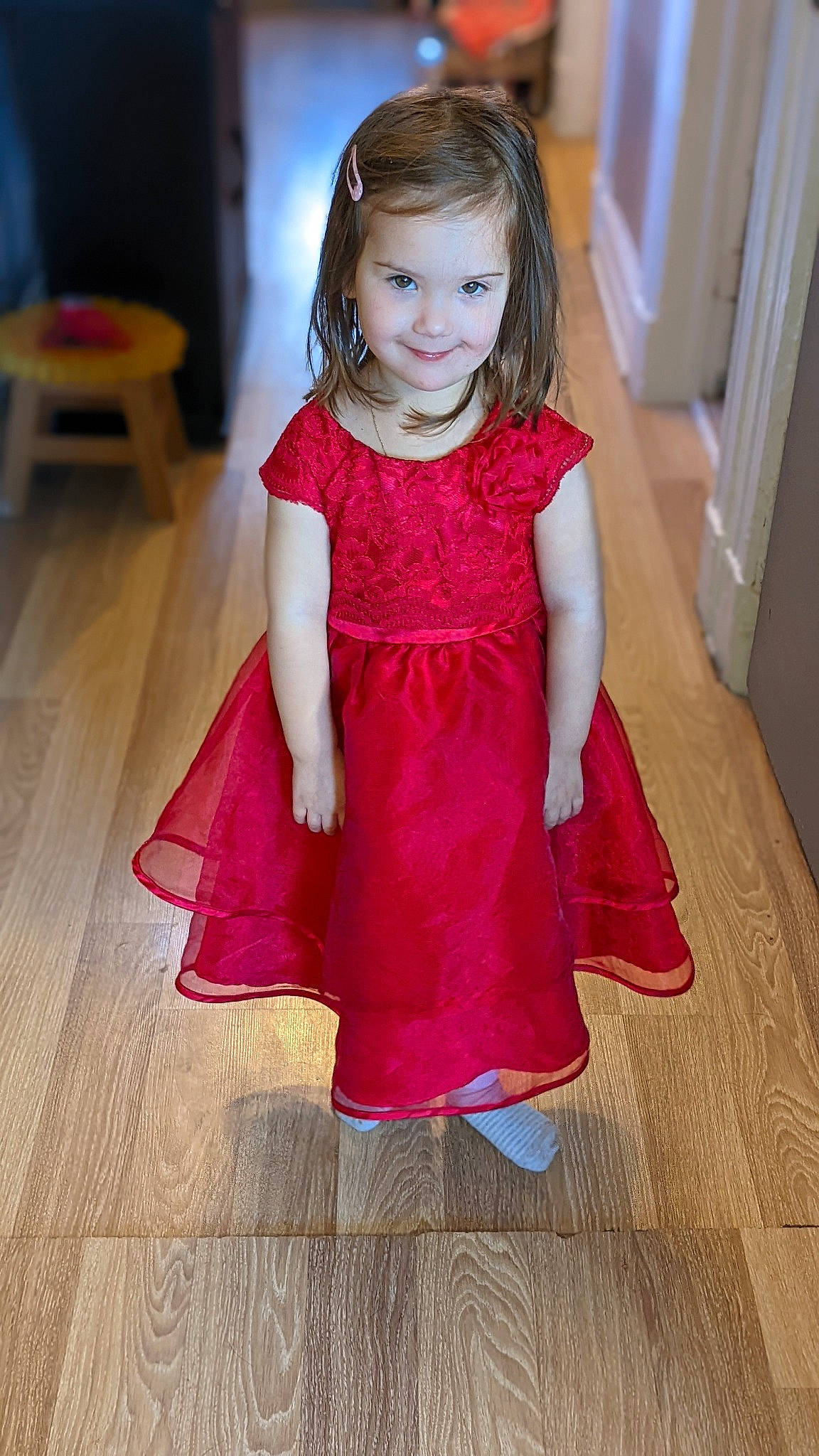 Leyla participe au concours pour gagner de l'argent avec cette photo : arm, baby_toddler_clothing, cheek, dress, eye, face, flooring, hairstyle, hand, head, human_body, iris, joy, leg, neck, one_piece_garment, person, shoulder, skin, sleeve