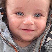 Ethan a rejoint le concours — aidez-le/la à gagner de superbes lots ! baby, infant, smiling, blue_eyes, long_eyelashes, jacket, zipper, hood, close_up, portrait, skin, hair, cheeks, mouth, nose, eyebrows, clothing, fabric, cozy, happy