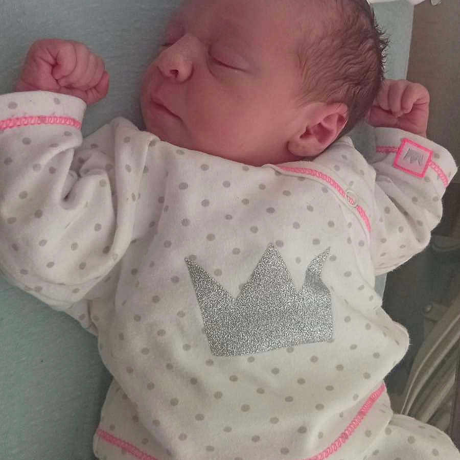 Ambre participe au concours pour gagner de l'argent avec cette photo : newborn, baby, sleeping, pajamas, polka_dots, crown, infant, cute, soft_toys, resting, cozy, child, peaceful, indoors, portrait, pink_trim, clothing, toddler, face, hand