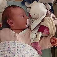 Ambre a rejoint le concours — aidez-le/la à gagner de superbes lots ! baby, newborn, sleeping, pacifier, blanket, crib, plush_toy, bunny, soft_toy, child, indoors, peaceful, cute, infant, bed, sleepwear, closeup, comfort, rest, toddler