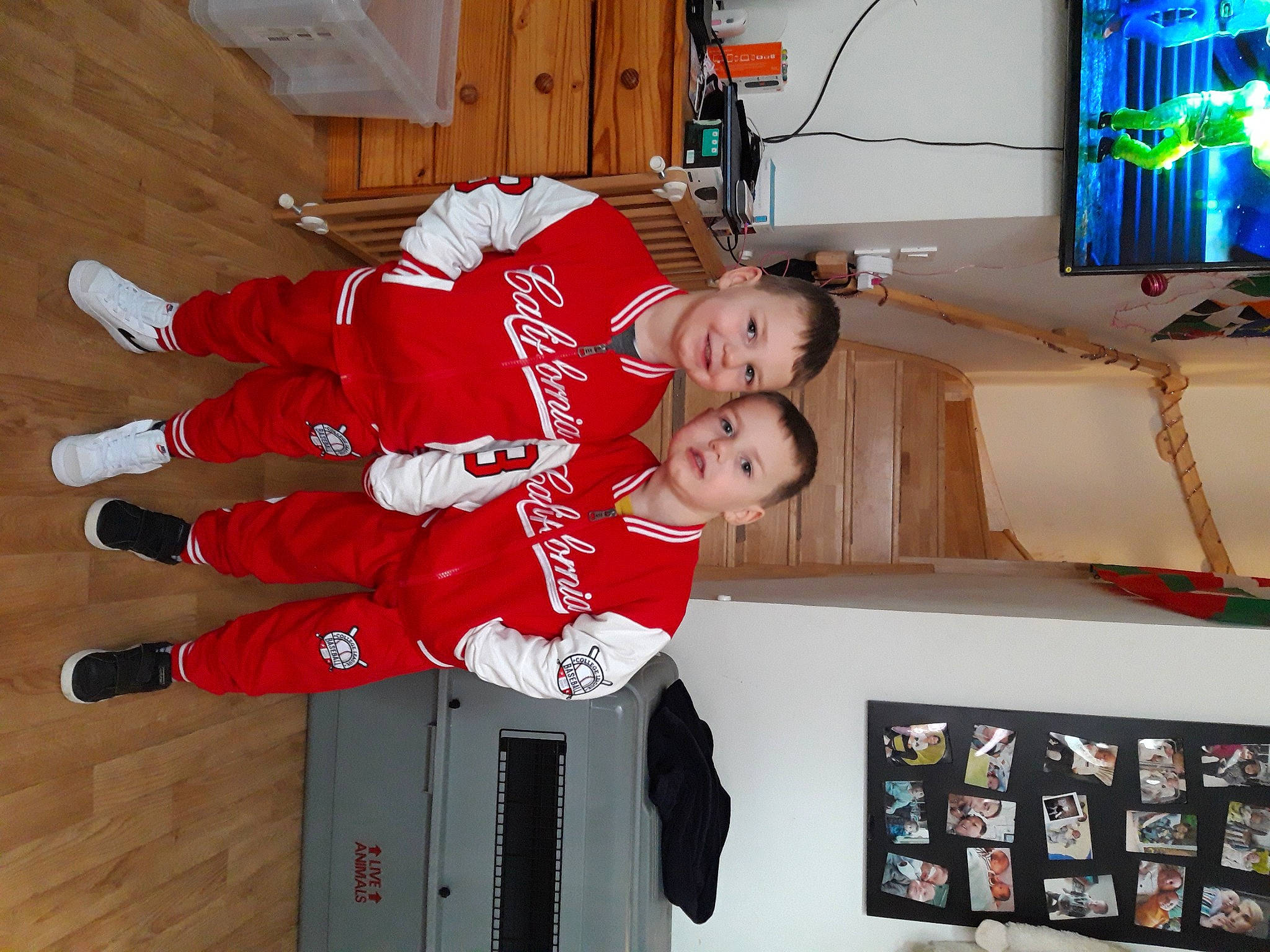 Owen Et Leny a rejoint le concours — aidez-le/la à gagner de superbes lots ! carmine, child, display_device, fun, glove, home_appliance, joy, led_backlit_lcd_display, machine, person, picture_frame, recreation, room, smile, sock, sports_uniform, sportswear, television, television_set, toddler