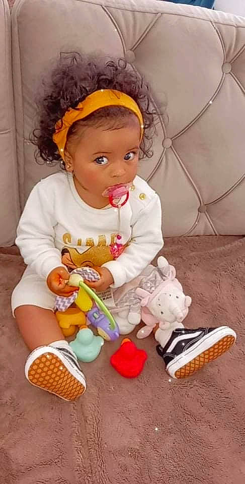 Inaya a rejoint le concours — aidez-le/la à gagner de superbes lots ! baby, baby_playing_with_toys, baby_products, baby_toddler_clothing, baby_toys, cap, child, fashion_accessory, flooring, fun, happy, headband, headpiece, person, play, room, shoe, sitting, skin, toddler