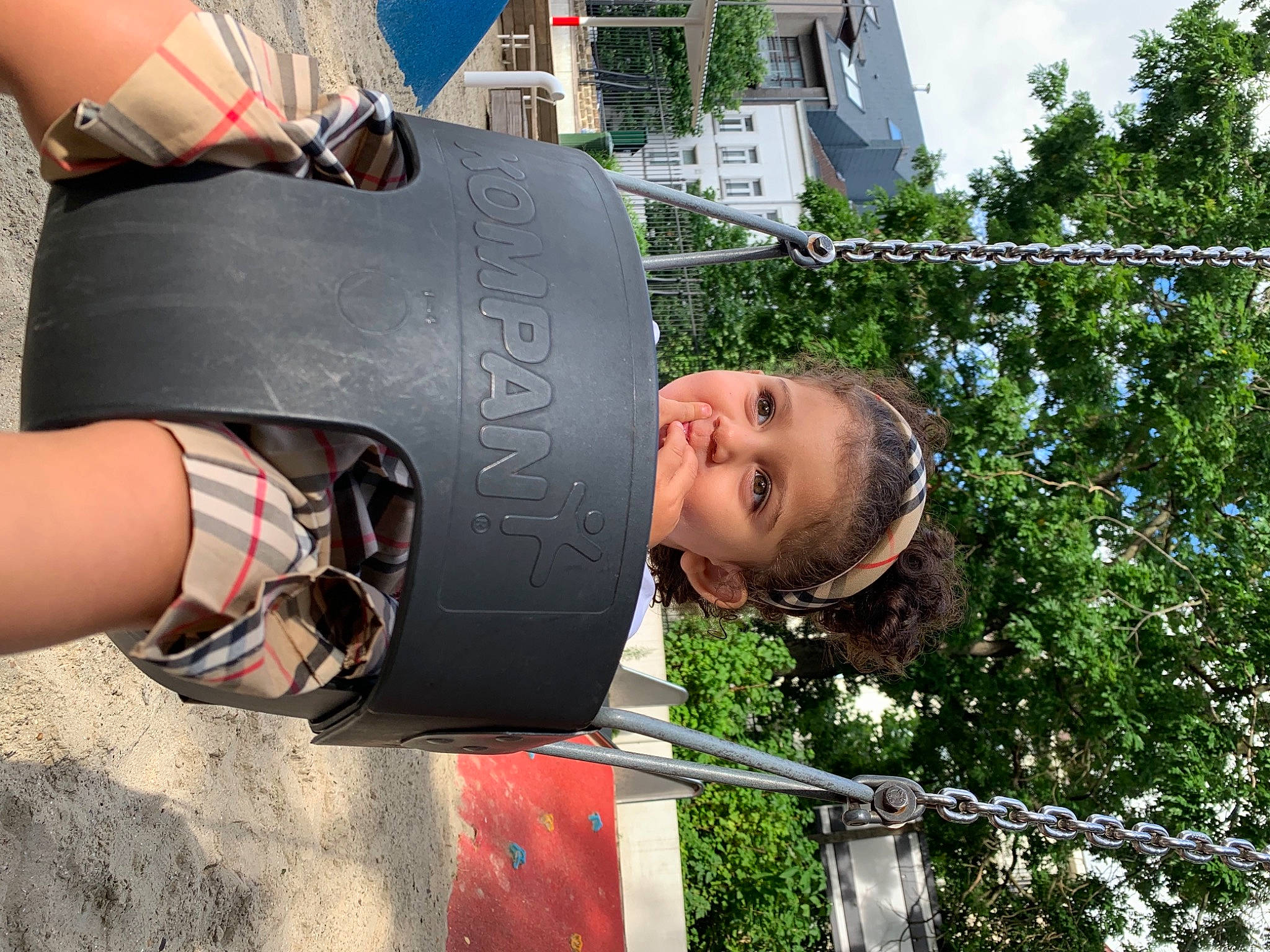 Camélia a rejoint le concours — aidez-le/la à gagner de superbes lots ! elbow, eyewear, fun, grass, human_leg, knee, leisure, person, personal_protective_equipment, recreation, sky, street_fashion, thigh, tree, waist