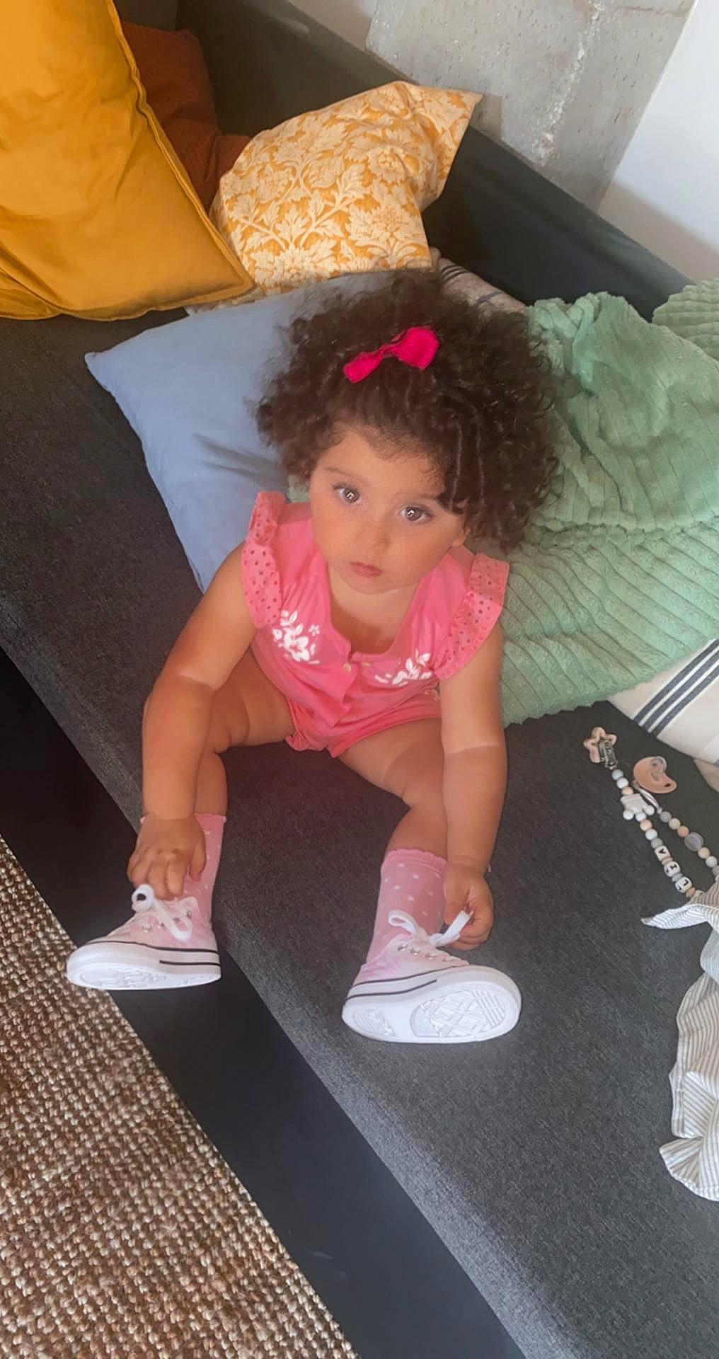Camélia a rejoint le concours — aidez-le/la à gagner de superbes lots ! baby_toddler_clothing, child, comfort, finger, floor, flooring, fun, hairstyle, human_leg, knee, lamp, lap, leg, leisure, person, pink, shoe, sneakers, sock, thigh