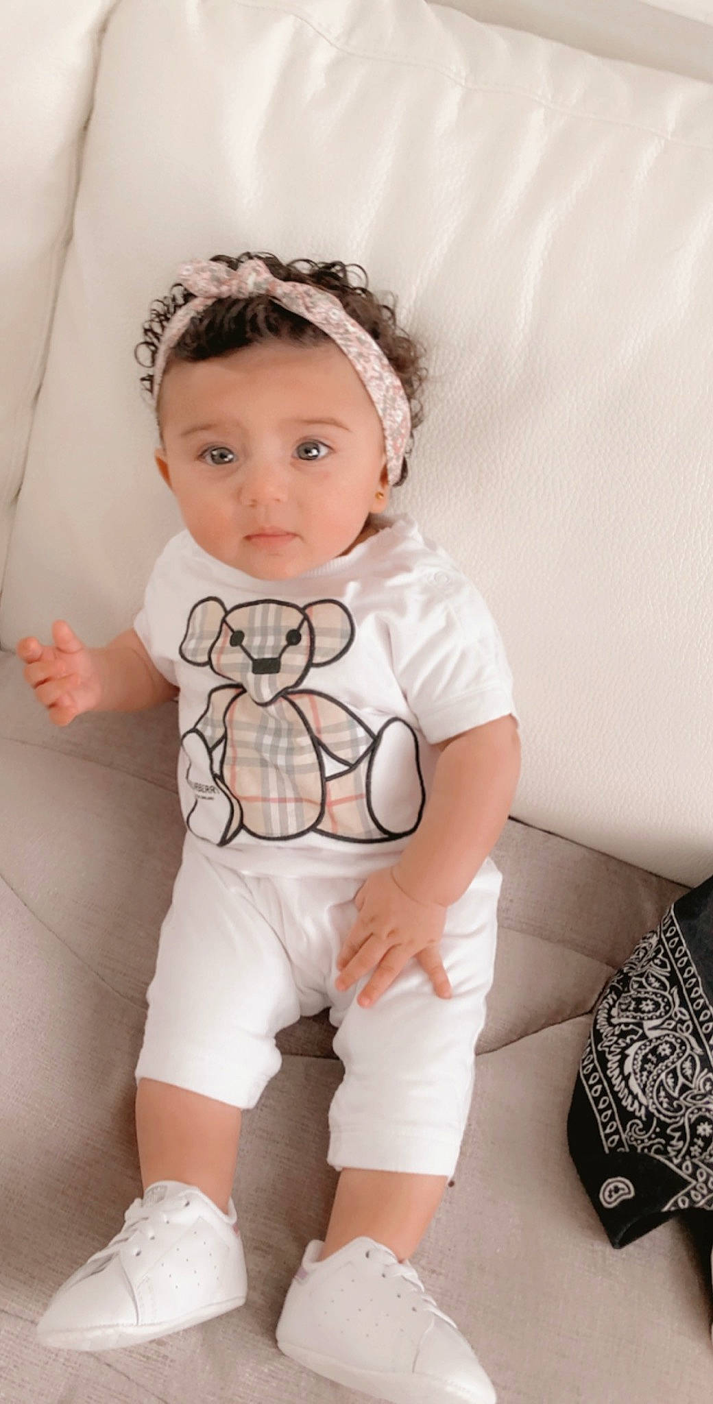 Camélia a rejoint le concours — aidez-le/la à gagner de superbes lots ! arm, baby, baby_toddler_clothing, chest, comfort, cool, eye, flash_photography, head, human_leg, knee, neck, person, shoulder, skin, sleeve, standing, thigh, toddler, waist