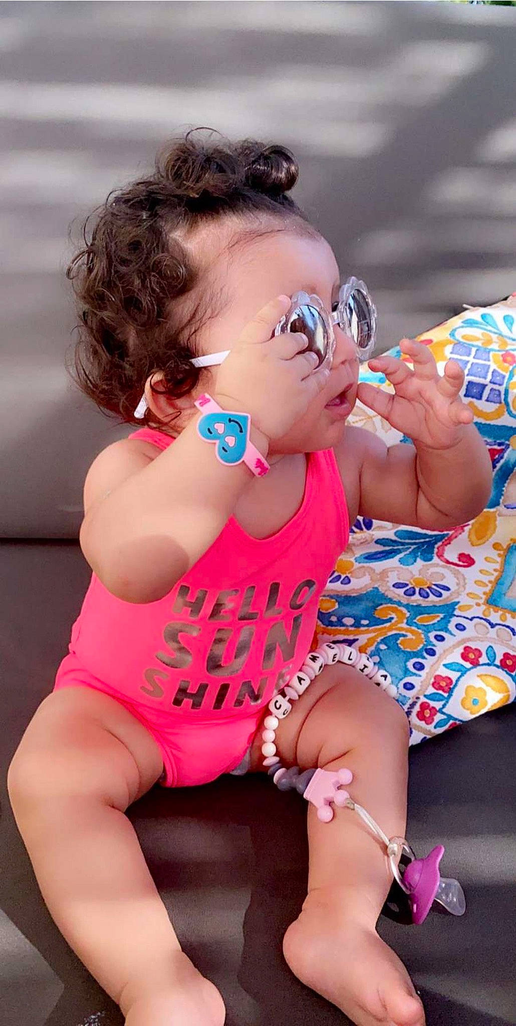 Camélia a rejoint le concours — aidez-le/la à gagner de superbes lots ! baby_toddler_clothing, dress, eyewear, finger, fun, glasses, goggles, hairstyle, happy, joint, leg, leisure, mouth, person, pink, skin, sunglasses, thigh, toddler, vision_care