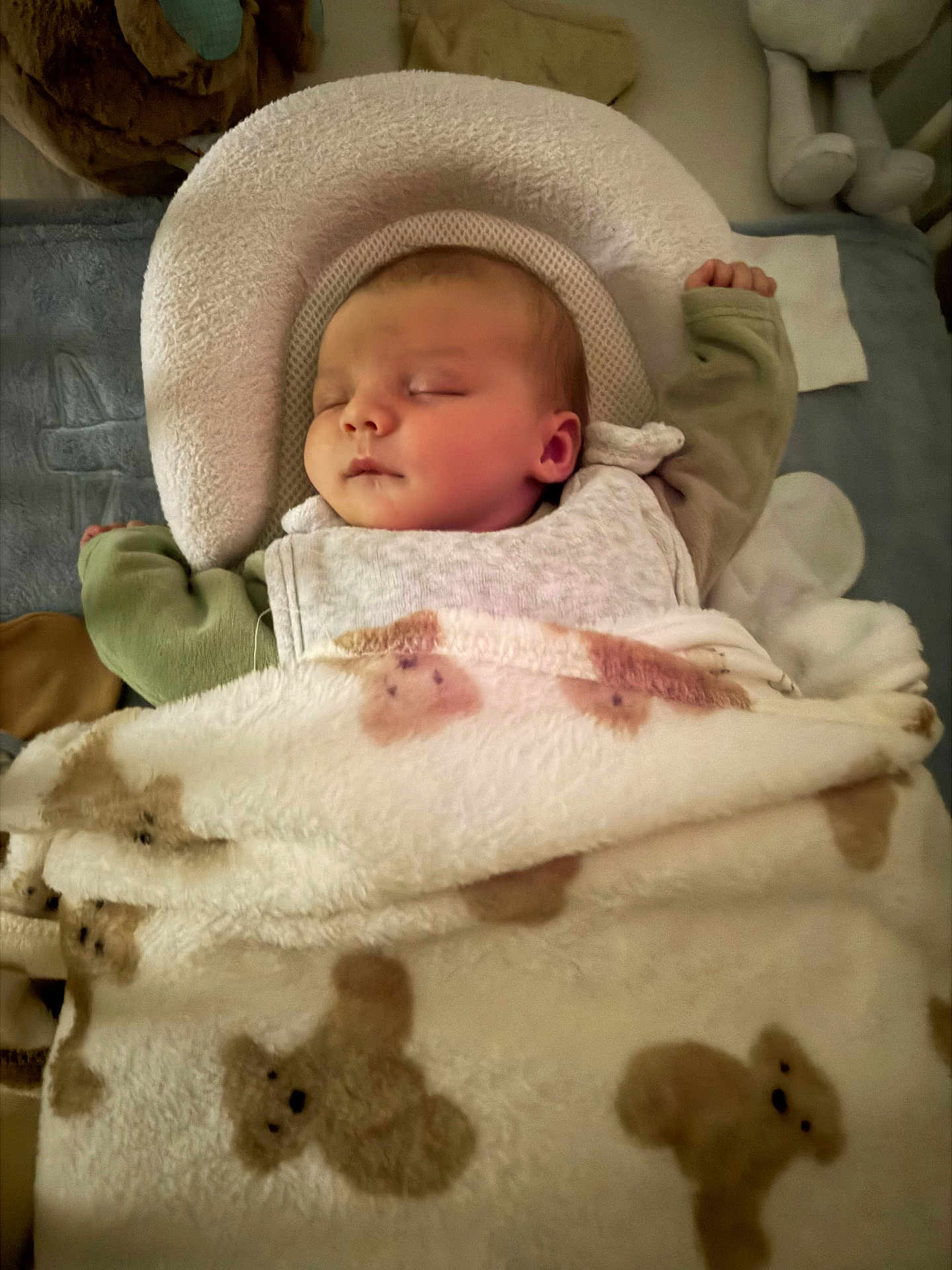 Noé a rejoint le concours — aidez-le/la à gagner de superbes lots ! baby, sleeping, blanket, teddy_bear, pillow, nursery, infant, soft, cozy, cute, child, bed, resting, plush_toy, clothing, peaceful, indoors, head, face, young_child