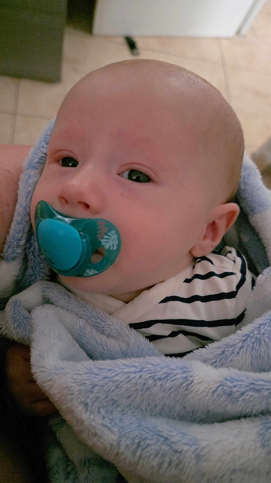 Maël participe au concours pour gagner de l'argent avec cette photo : baby, pacifier, blanket, striped_clothing, indoor, close_up, infant, face, head, sleepy, soft_texture, wrapped, child, person, cute, newborn, comfort, calm, young, skin