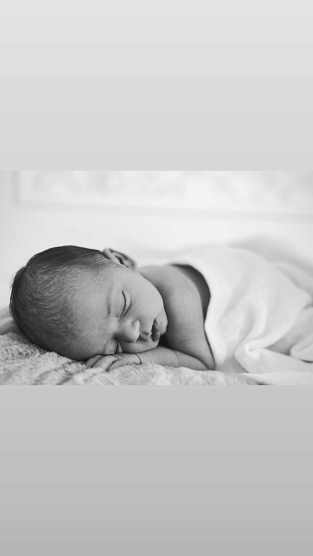 Aria a rejoint le concours — aidez-le/la à gagner de superbes lots ! newborn, baby, sleeping, black_and_white, blanket, infant, peaceful, portrait, soft_texture, close_up, resting, cute, child, face, skin, head, sleep, cozy, toddler, young