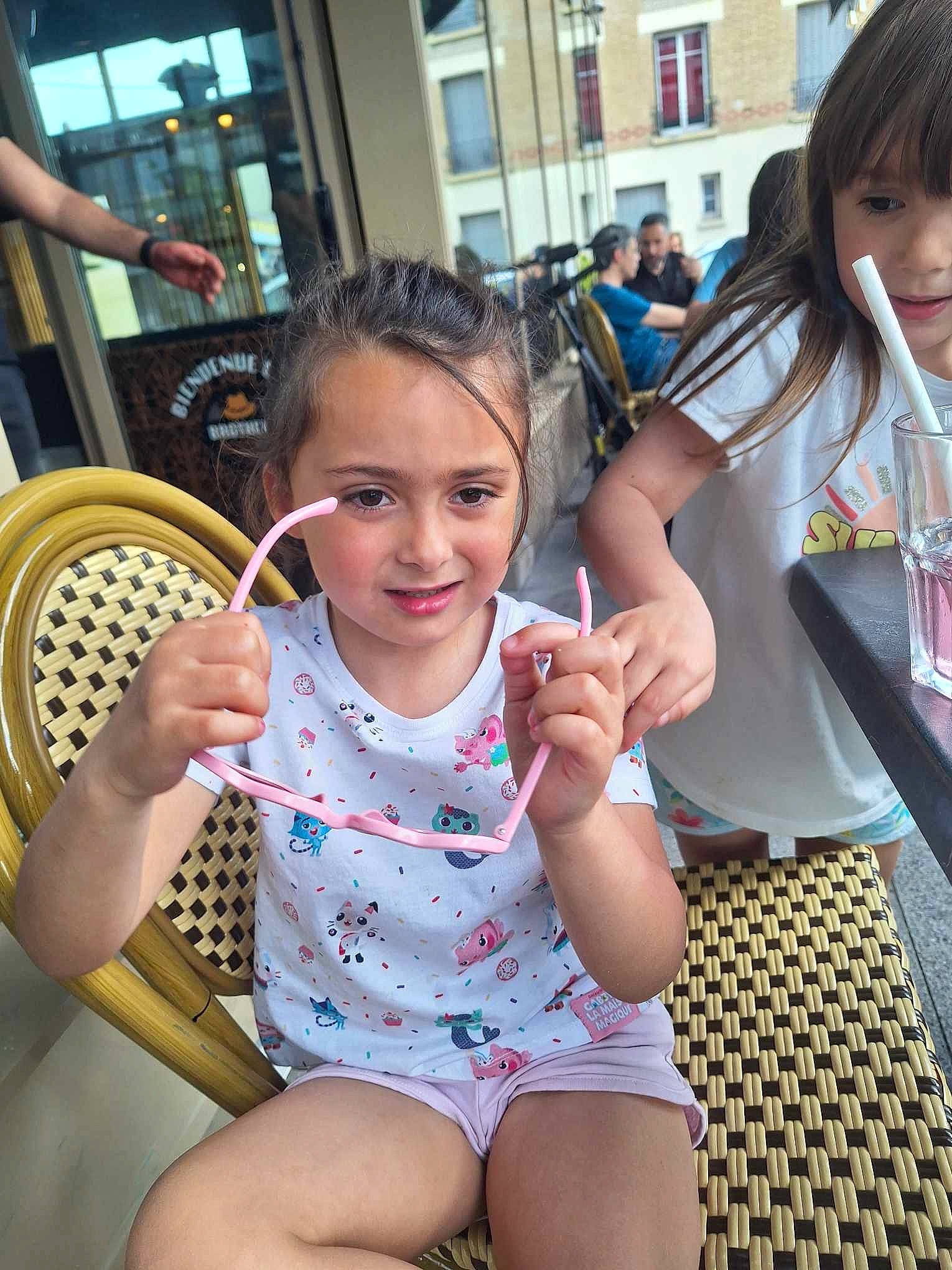 Sarah a rejoint le concours — aidez-le/la à gagner de superbes lots ! beauty, black_hair, child, event, facial_expression, finger, foot, fun, hairstyle, happy, human, human_leg, joy, leisure, organ, person, public_space, recreation, skin, smile