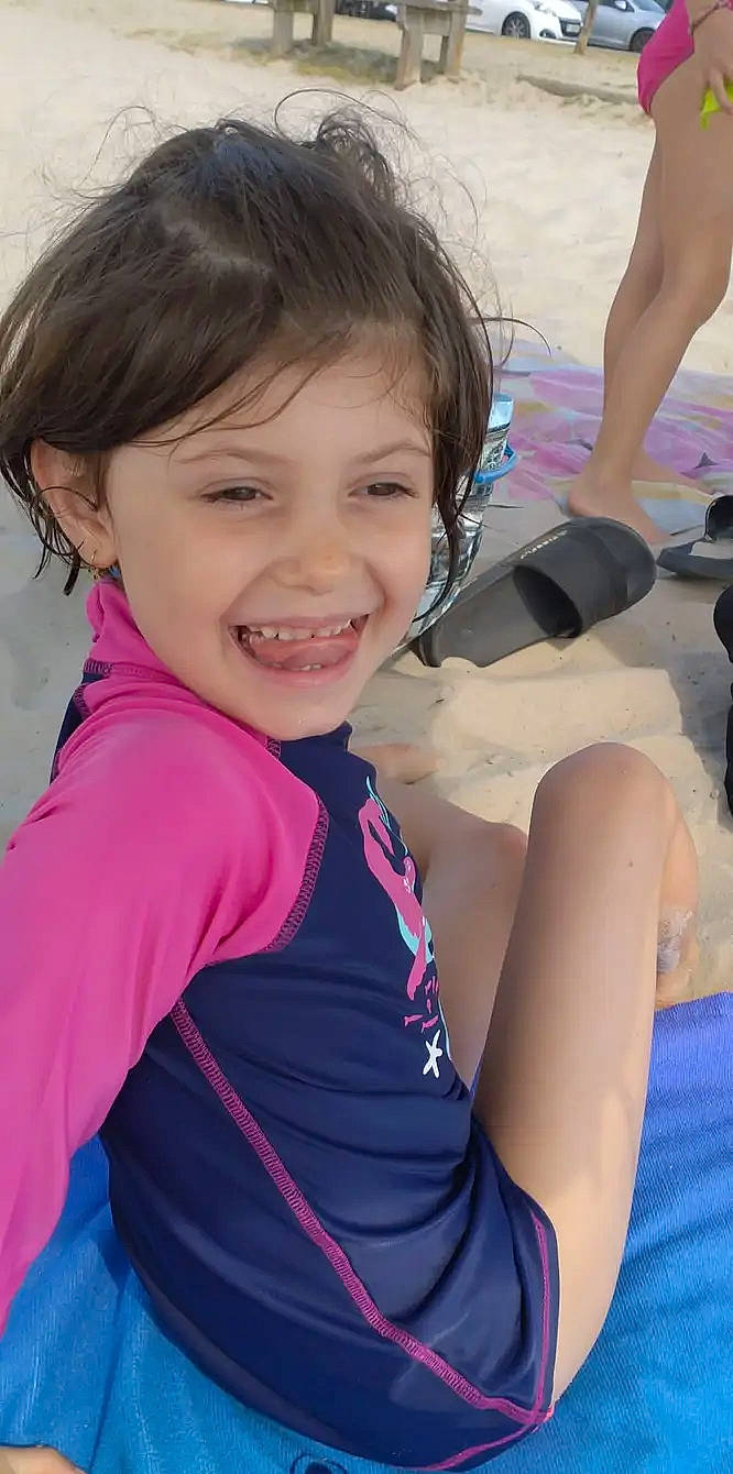 Anita a rejoint le concours — aidez-le/la à gagner de superbes lots ! beauty, child, fun, happy, human_body, joy, laugh, leisure, magenta, neck, person, personal_protective_equipment, pink, play, recreation, sitting, smile, sportswear, t_shirt, thigh