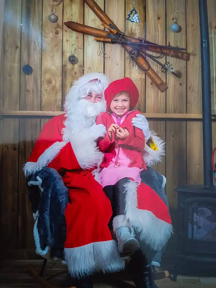 Anita a rejoint le concours — aidez-le/la à gagner de superbes lots ! beard, boot, christmas, christmas_decoration, christmas_eve, costume_hat, door, event, fictional_character, fun, fur, happy, hat, headwear, holiday, joy, lap, person, santa_claus, smile