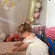 Marina a rejoint le concours — aidez-le/la à gagner de superbes lots ! toddler, child, birthday, party, balloons, gift, present, dress, white, daisies, unicorn, rainbow, table, decorations, celebration, indoor, pink, gold, number_one, cute