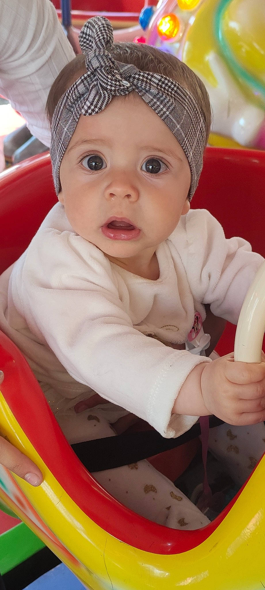Lyana a rejoint le concours — aidez-le/la à gagner de superbes lots ! baby, baby_products, baby_toddler_clothing, beanie, cap, cheek, child, comfort, fashion_accessory, finger, fun, happy, hat, headwear, lip, person, sitting, skin, sleeve, surprise