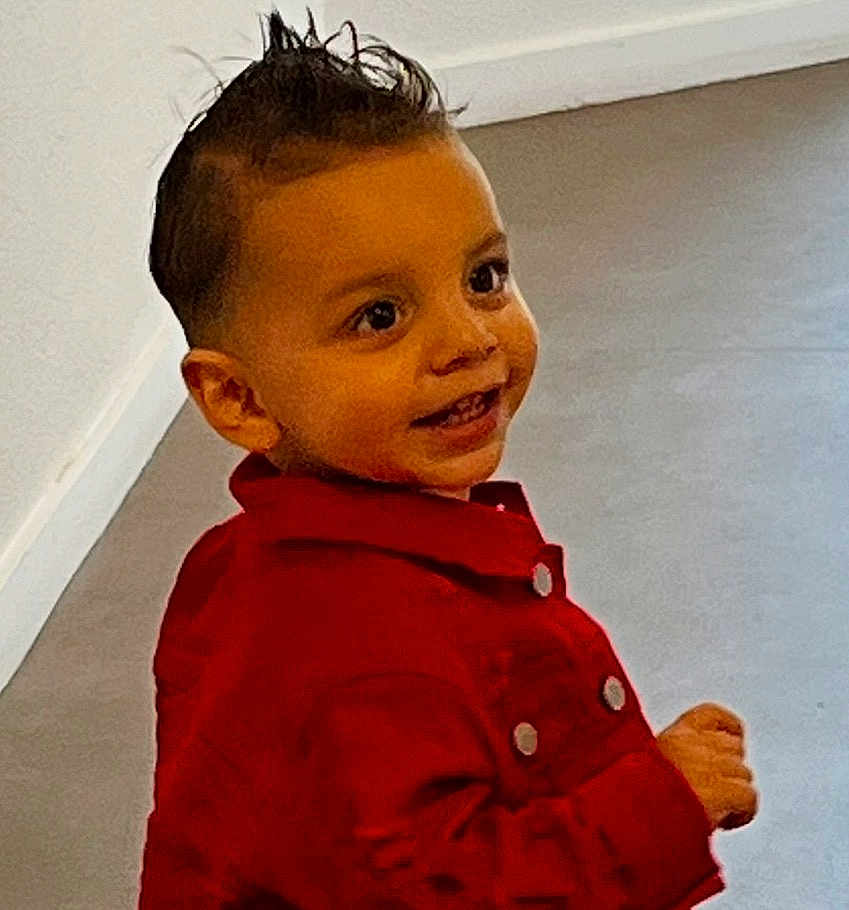 Aïden participe au concours pour gagner de l'argent avec cette photo : toddler, child, smiling, red_jacket, indoor, hairstyle, mohawk, face, person, cute, young, portrait, standing, happy, skin, eyes, hand, clothing, casual, floor