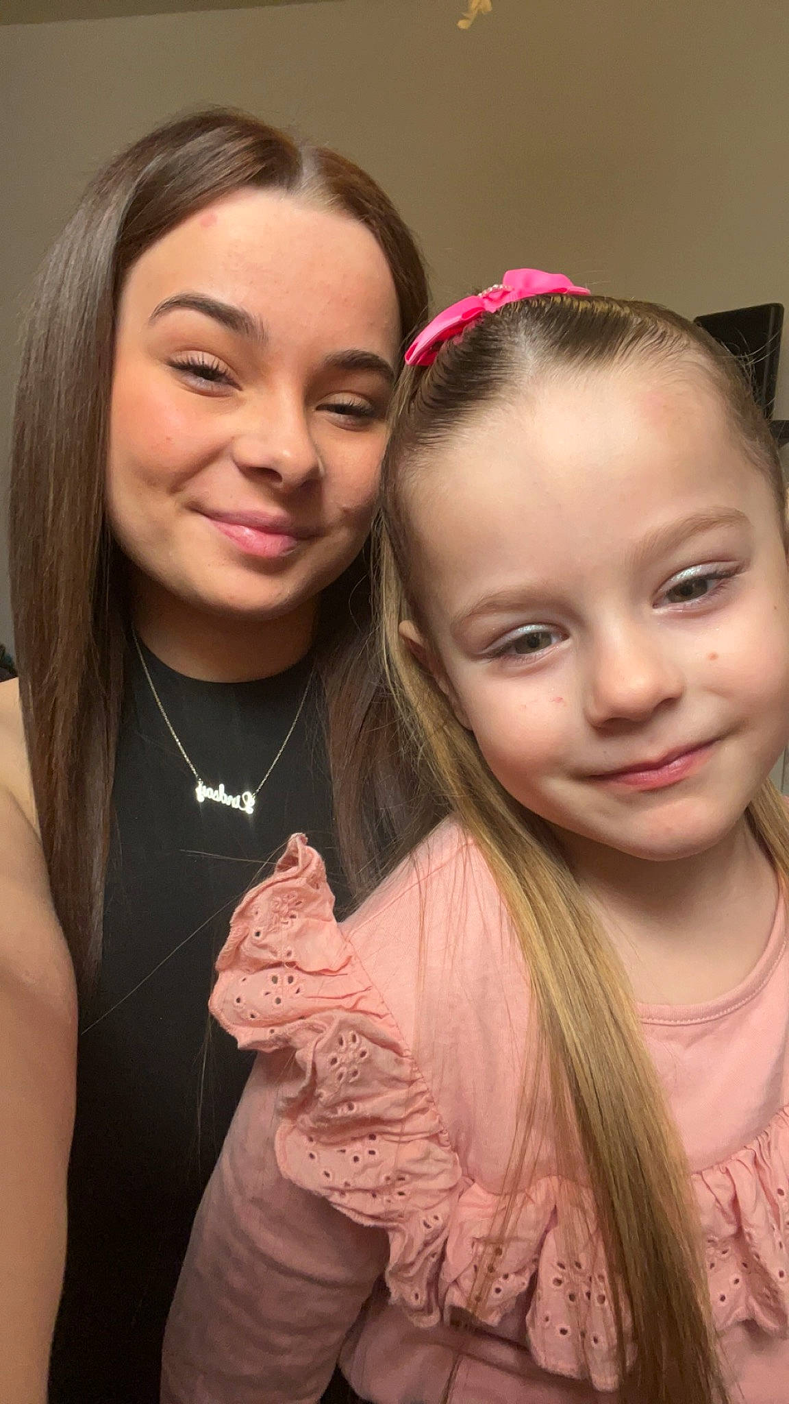 Joyce a rejoint le concours — aidez-le/la à gagner de superbes lots ! black_hair, cheek, chin, cool, eyebrow, eyelash, fashion, flash_photography, friendship, fun, gesture, happy, head, iris, joy, lip, long_hair, person, pink, skin