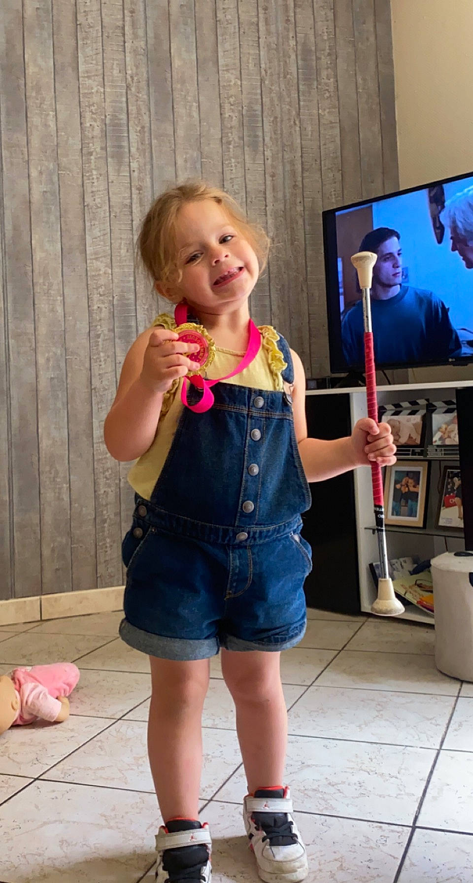 Joyce participe au concours pour gagner de l'argent avec cette photo : blond, child, denim, electric_blue, event, fun, happy, human_leg, jean_short, joint, joy, person, pink, shorts, shoulder, smile, standing, t_shirt, thigh, toddler
