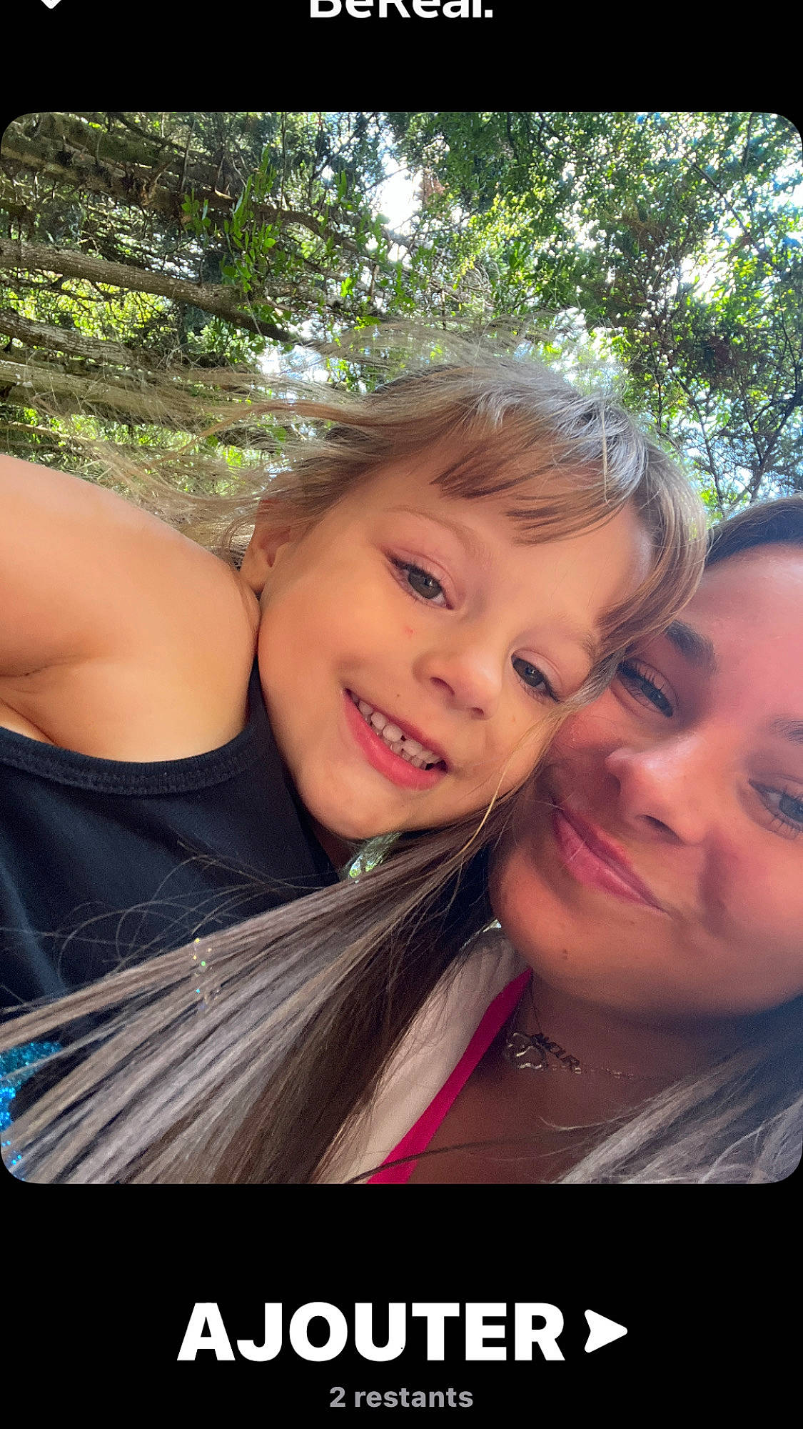 Joyce a rejoint le concours — aidez-le/la à gagner de superbes lots ! blond, brown_hair, event, eyelash, flash_photography, fun, gesture, grass, happy, iris, joy, leisure, lip, long_hair, people_in_nature, person, plant, selfie, skin, smile