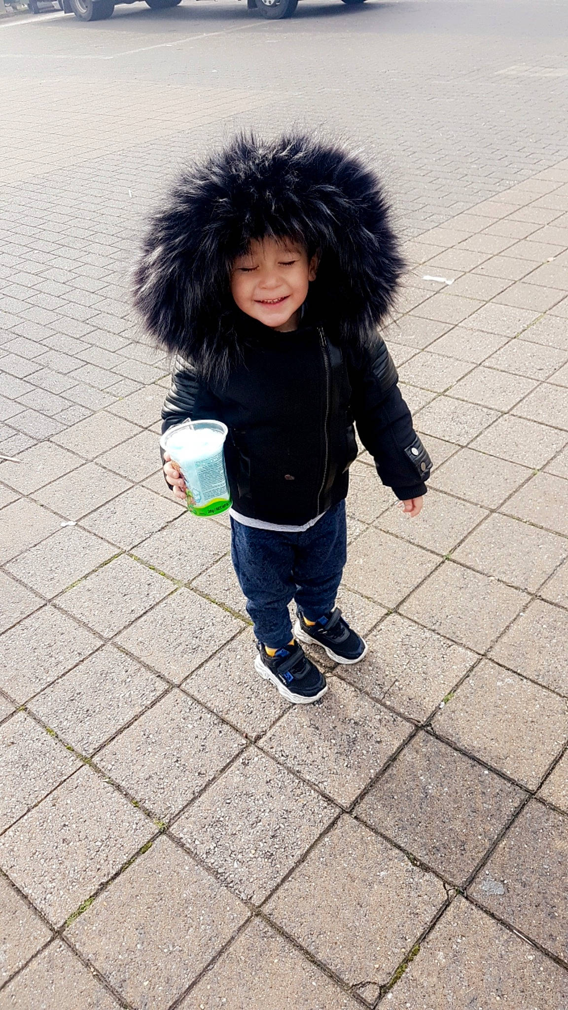 Isaac a rejoint le concours — aidez-le/la à gagner de superbes lots ! asphalt, denim, electric_blue, face, flooring, fun, fur_clothing, happy, human_leg, jacket, jeans, joy, leisure, outerwear, person, road_surface, sidewalk, smile, street_fashion, toddler