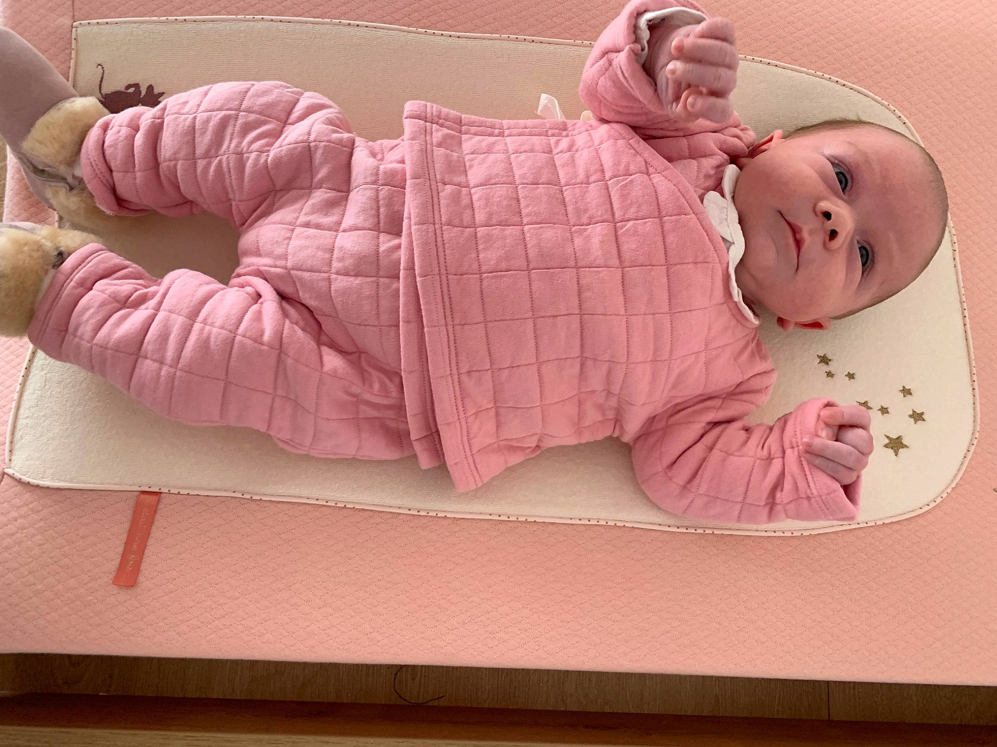 Lou participe au concours pour gagner de l'argent avec cette photo : art, baby, baby_products, baby_toddler_clothing, child, comfort, flesh, linens, magenta, pattern, person, personal_protective_equipment, pink, rectangle, room, sleeve, smile, toddler