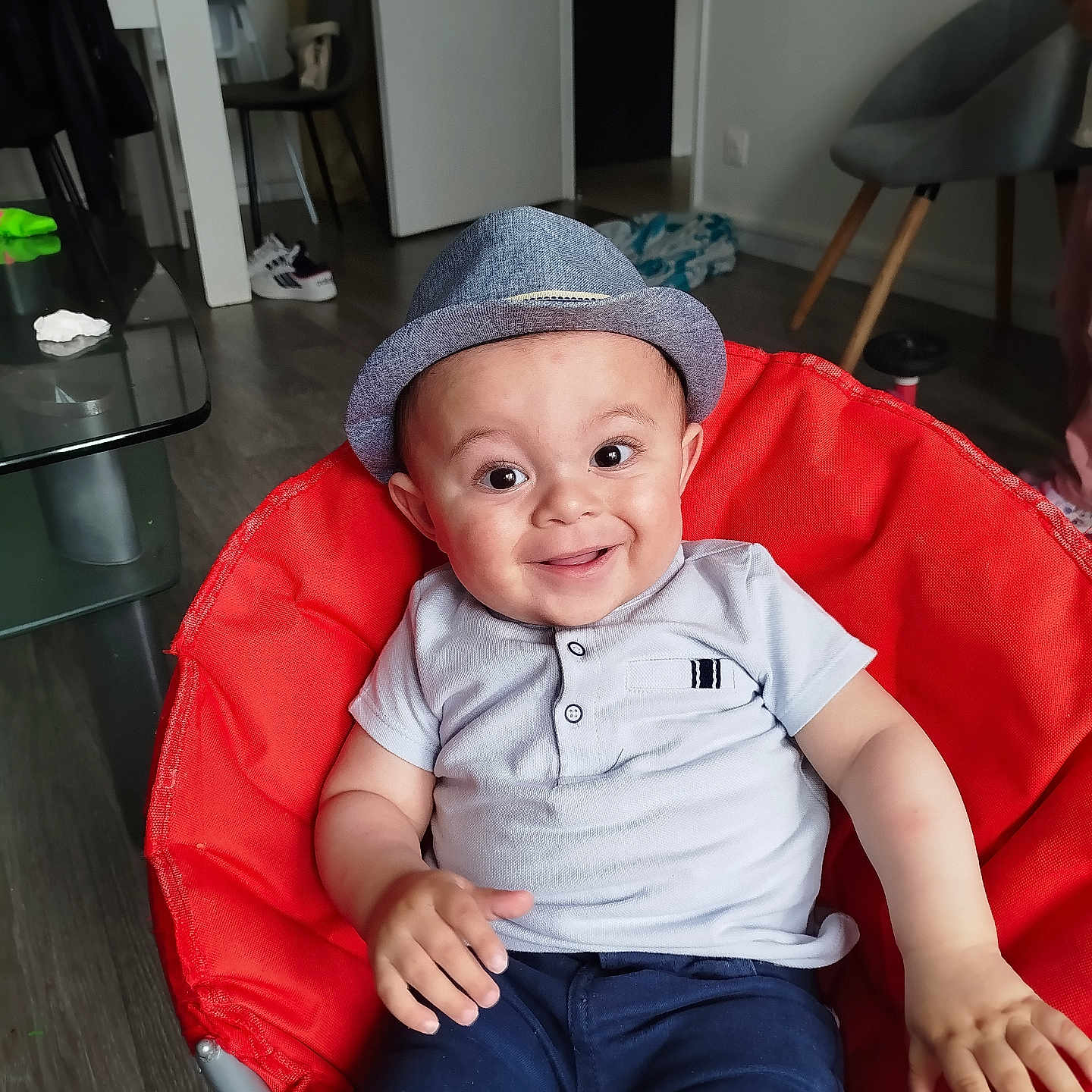 Usayd a rejoint le concours — aidez-le/la à gagner de superbes lots ! baby, baseballcap, cap, chair, clothing, couch, desk, face, footwear, furniture, hat, head, jeans, pants, person, photography, portrait, shoe, sitting, table