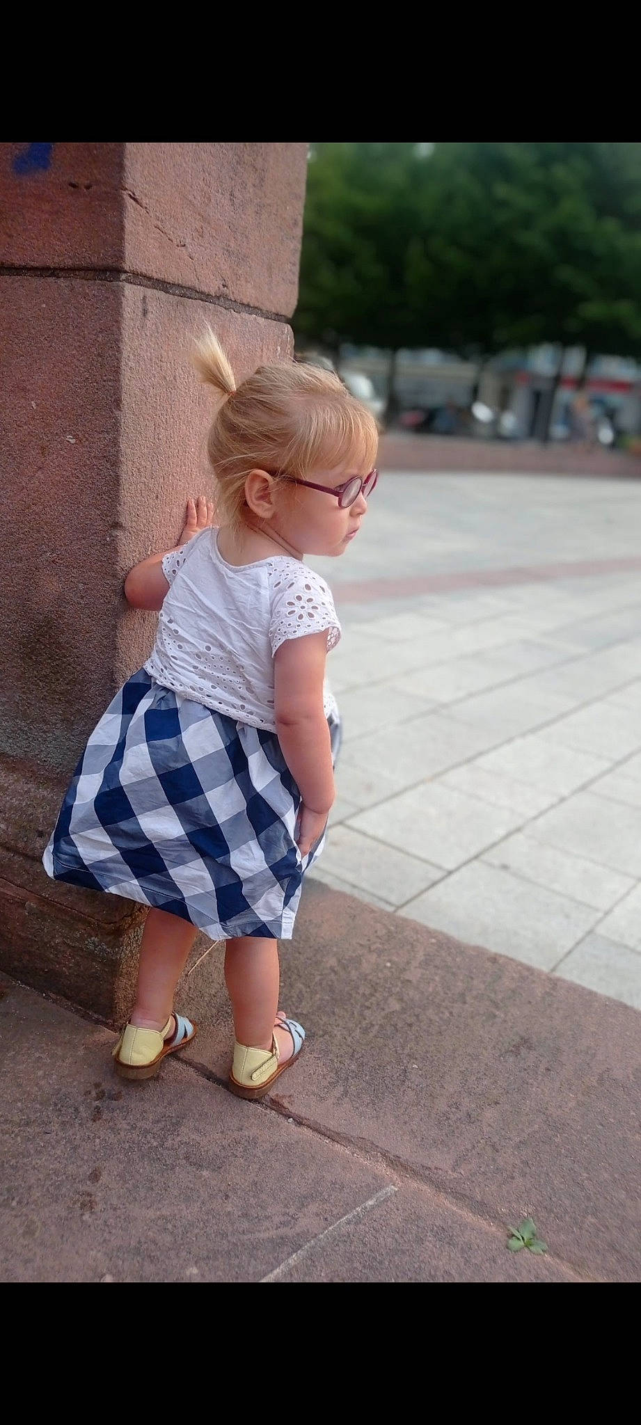 Stella participe au concours pour gagner de l'argent avec cette photo : child, denim, electric_blue, eyewear, foot, fun, glasses, human_leg, joint, knee, leg, pattern, person, plaid, shoulder, sleeve, t_shirt, tartan, toddler, trunk