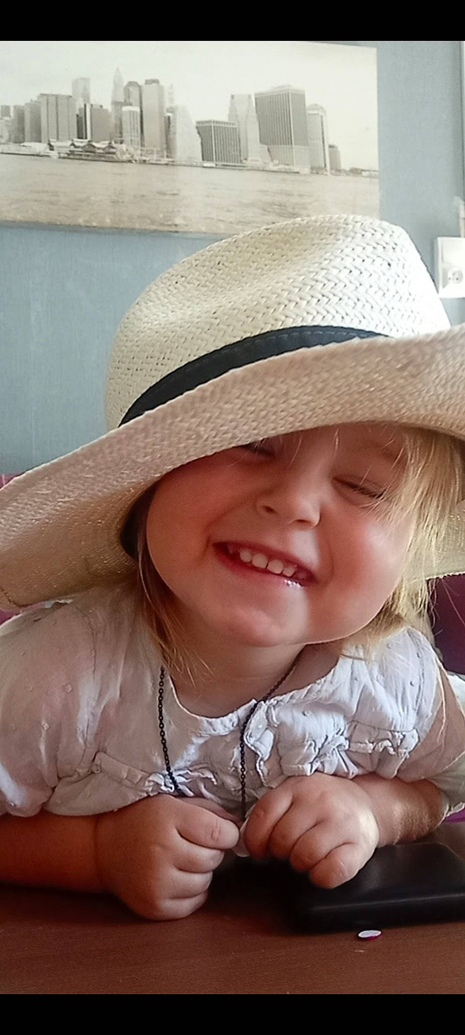 Stella participe au concours pour gagner de l'argent avec cette photo : chin, cowboy_hat, eye, eyebrow, facial_expression, fedora, gesture, hair, happy, hat, head, headgear, headwear, human_body, iris, joy, lip, person, skin, smile